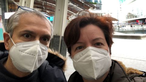 Elena Ferradás, de Rodeiro, y su marido, Giorgio, en la plaza Gae Aulente en Milán