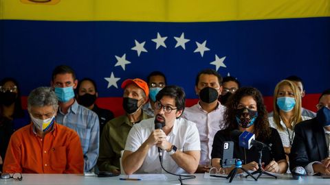 Freddy Guevara, en el centro, durante la rueda de prensa en que anunció la decisión
