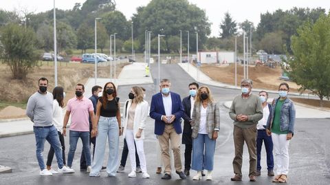 Visita de Carmela Silva y Telmo Martín a la urbanización de O Revel, en Vilalonga