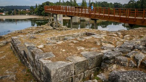 En la desembocadura del río Te se encuentra el Castelo da Lúa. Al lugar se puede acceder desde el paseo marítimo que empieza en la playa de la Torre, por lo que invita a hacer una tranquila caminata por la zona