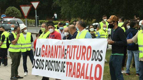 Trabajadores de Ence concentrados delante de la Xunta durante la reunión de los comités con el conselleiro de Industria
