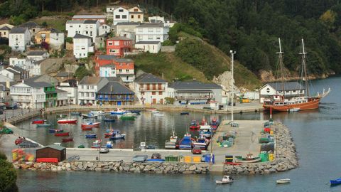 Ría y pueblo de O Barqueiro.