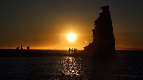 Puesta de sol en la torre de San Sadurniño, en Cambados.