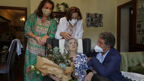 El alcalde de Pontevedra, Miguel Anxo Fernández Lores, felicita por su 103 cumpleaños a Carmen Fernández Amil