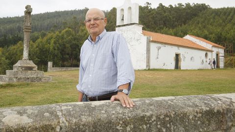 José Antonio Vilela Rodríguez, el viernes por la tarde, con la capilla de San Antón de Corveiro y el cruceiro al fondo