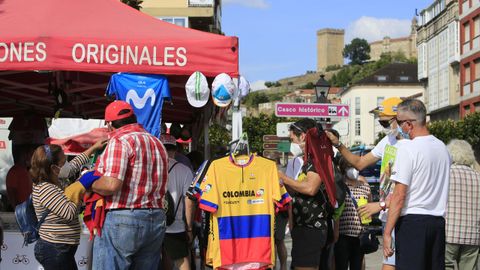 Público en el puesto oficial de La Vuelta, instalado en la calle Cardenal
