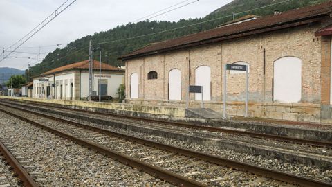 A estación de Barbantes, Cenlle, hai anos que acolle as instalacións dunha adega no antigo molle de carga