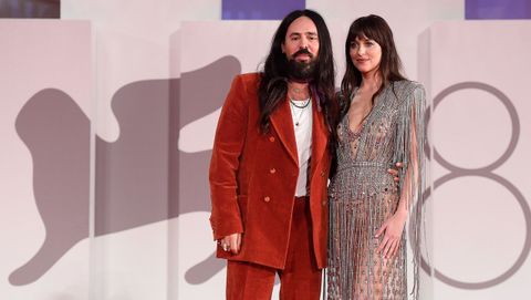 Alessandro Michele, director creativo de Gucci, y Dakota Johnson