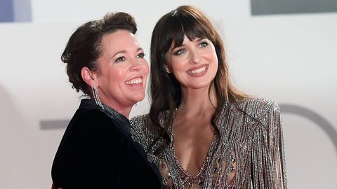 Olivia Colman y Dakota Johnson