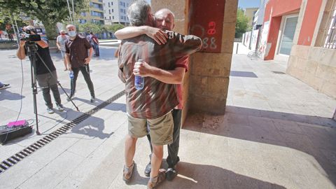 Pablo Costas recibe el abrazo de un vecino de Bueu a su llegada al pueblo tras once meses retenido en Yemen