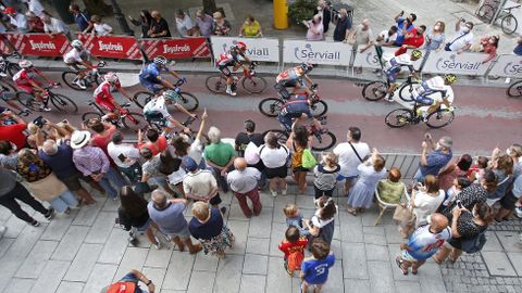 Trabajadores de la factoría Ence intentan retrasar la salida de la Vuelta Ciclista a España en Sanxenxo