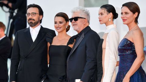 De izquierda a derecha: Israel Elejalde, Penélope Cruz, Pedro Almodovar, Milena Smit y Aitana Sanchez Gijón