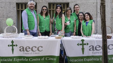 Imagen de archivo de miembros de la Asociación contra el Cáncer de Ourense en un acto en la calle del Paseo