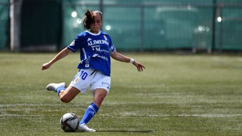 Isina golpea un esférico durante el partido del Real Oviedo Femenino