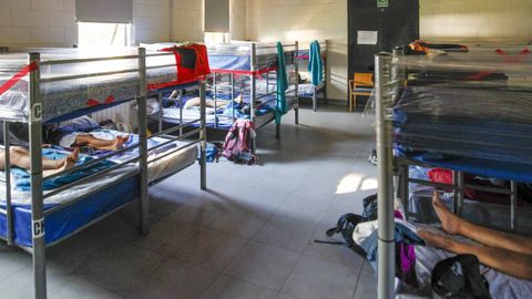 Varios peregrinos descansan en el albergue de Neda, que gestiona el Concello