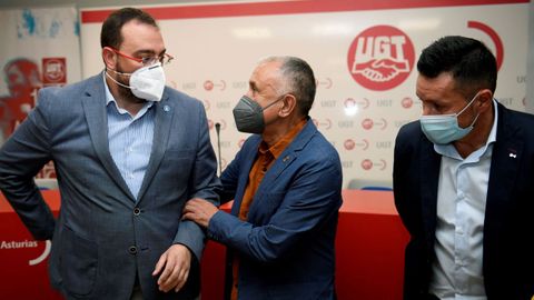 El presidente del Principado de Asturias, Adrián Barbón, junto al secretario general de UGT, Pepe Álvarez, y el secretario regional del sindicado, Fernández Lanero