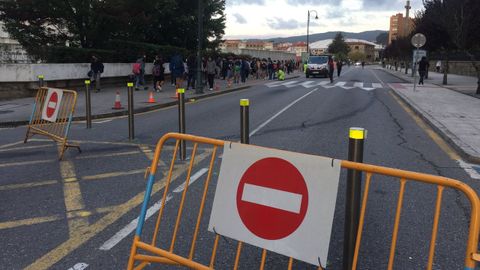 Calle Reina Victoria, en Pontevedra, cerrada al tráfico para dar servicio al IES Sánchez Cantón