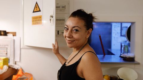 Cableado deficiente: María, de la cervecería La Marina, lleva tiempo pidiéndole a la compañía eléctrica que mejore la instalación exterior del local
