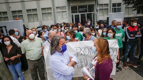 Hace unos días, profesores y padres de alumnos del instituto Número Un de Ribeira se concentraron a las puertas del centro para denunciar el recorte de docentes