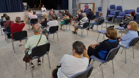 Imagen de la reunión que mantuvieron el lunes los integrantes del grupo socialista con vecinos de Monte Porreiro