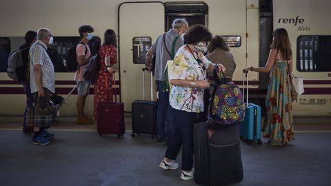 Pasajeros en la estación de tren de Ourense