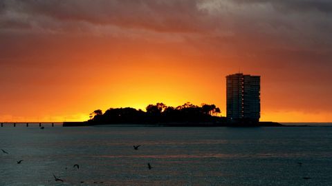 La isla Toralla vista desde Samil, en Vigo.