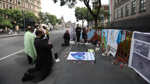 Un sacerdote junto a un grupo de conservadores religiosos rezan hoy en las afueras de la Suprema Corte de Justicia para que el fallo no se avalase.