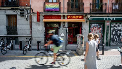 Varias personas pasean por una de las calles del barrio de Malasaña, donde el día 5 de septiembre un joven sufrió una agresión homófoba