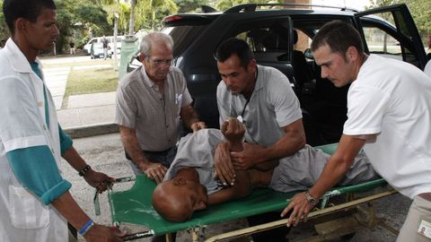 Guillermo Farias, en la camilla cuando fue hospitalizado en marzo del 2010 por una de sus mltiples huelgas de hambre.