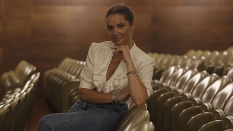 La soprano Tola (que encarna a la cigarrera) dialoga con la actriz Estíbaliz Veiga (Pardo Bazán) en la obra «El reflejo».