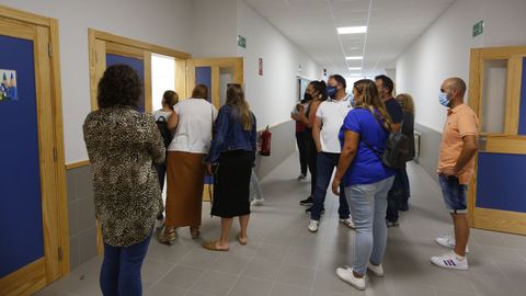 Expectación y nervios fuera de las aulas