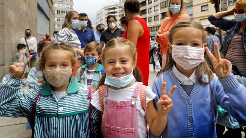 Tres alumnas del Colegio Maristas de Vigo a punto de comenzar su primer día de clase del curso 2021/22