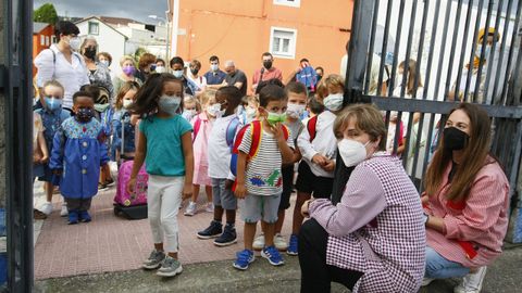 Primeras filas antes de la entrada en el colegio Virxe do Carme, de Burela
