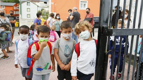 Primeras filas antes de la entrada en el colegio Virxe do Carme, de Burela