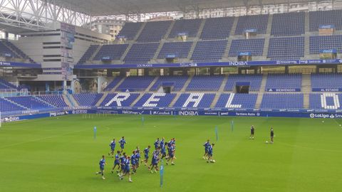 Los jugadores del Oviedo, en el Carlos Tartiere