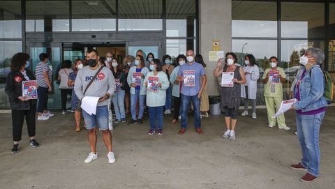 Protesta por los salarios. Unas 30 personas participaron en la concentración convocada por la CIG para conseguir la recuperación salarial firmada por la Xunta y publicada en el DOG en el año 2010, y que nunca se aplicó. «Non estamos pedindo que se nos premie polo noso traballo, senón recuperar o que xa é noso porque eses acordos estaban acadados», afirmó Marián Rodríguez, portavoz del sindicato.