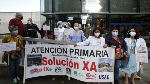 Protesta de la Comisión de Atención Primaria de A Coruña en el centro de salud de Matogrande por la falta de personal y el deterioro de las condiciones de trabajo