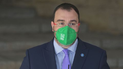 El presidente del Principado de Asturias, Adrián Barbón, ofrece declaraciones a los medios