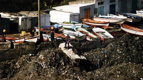 A las diez de la mañana del 10 de septiembre de 1996, 200.000 toneladas de basura del vertedero de Bens enterraban O Portiño