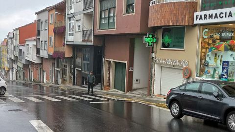 El carrito estaba parado en la farmacia cuando el freno se soltó y fue cuesta abajo por Irmáns Insua