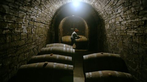 Bodega tradicional en una cueva en la comarca de Valdeorras.