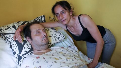 Guillermo Manuel Combarro y su mujer, Ana María Santos, en su vivienda de Serantes