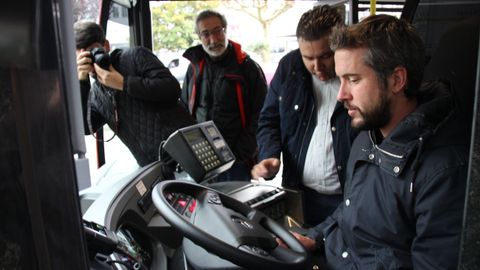 Rubén Arroxo en un bus urbano