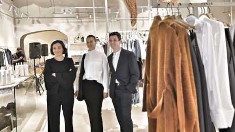 Adriana Domínguez, Tiziana Domínguez y Antonio Puente, en la inauguración de la nueva tienda de Adolfo Domínguez en el Paseo