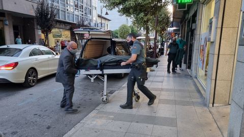 Levantamiento del cadáver de una joven fallecida en O Barco con signos de violencia