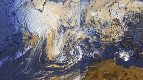 En la imagen del satélite se puede ver el huracán Larry en Terranova y el frente asociado a la borrasca que hay al oeste de la Península