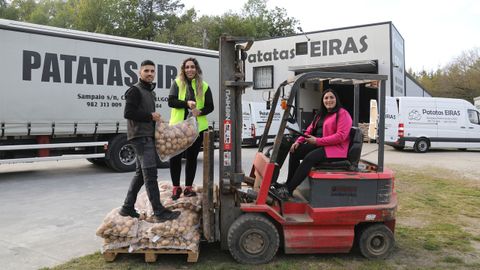 De izquierda a derecha: Adrián, Leticia (ejerce como enfermera) y Jessica Eiras