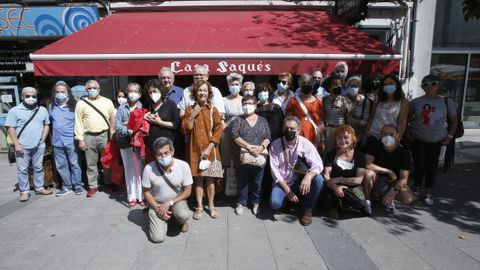 O escritor Antonio Tizón e os participantes, onte na última estación do roteiro.