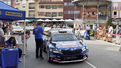 «Cohete» Suárez con el Skoda Fabia saliendo del reagrupamiento de Noreña, antes de disputar el último tramo del rally