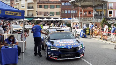 Cohete Surez con el Skoda Fabia saliendo del reagrupamiento de Norea, antes de disputar el ltimo tramo del rally